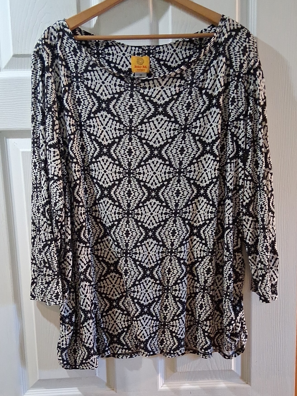 Ruby Rd. Black and White Geometric Scoop Neck Top Stretchy